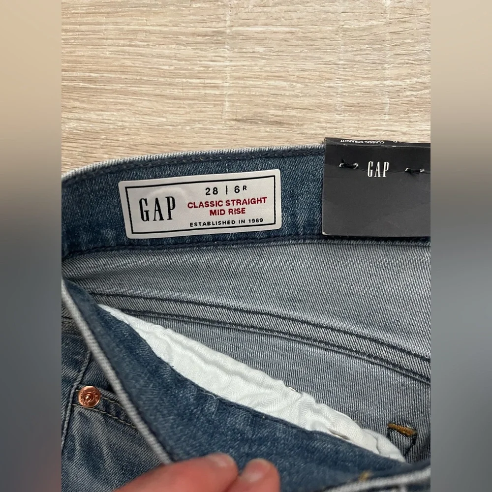 NWT GAP Women’s Classic Mid Rise Straight Jeans Medium Wash - Size 28/6 - Picture 4 of 8